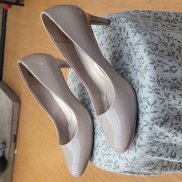 Dexter beige heels size 11w - Picture 5 of 7